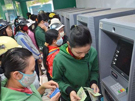 Các ngân hàng có thể bố trí thêm các quầy rút tiền để chi trả lương, giảm tải cho máy ATM…